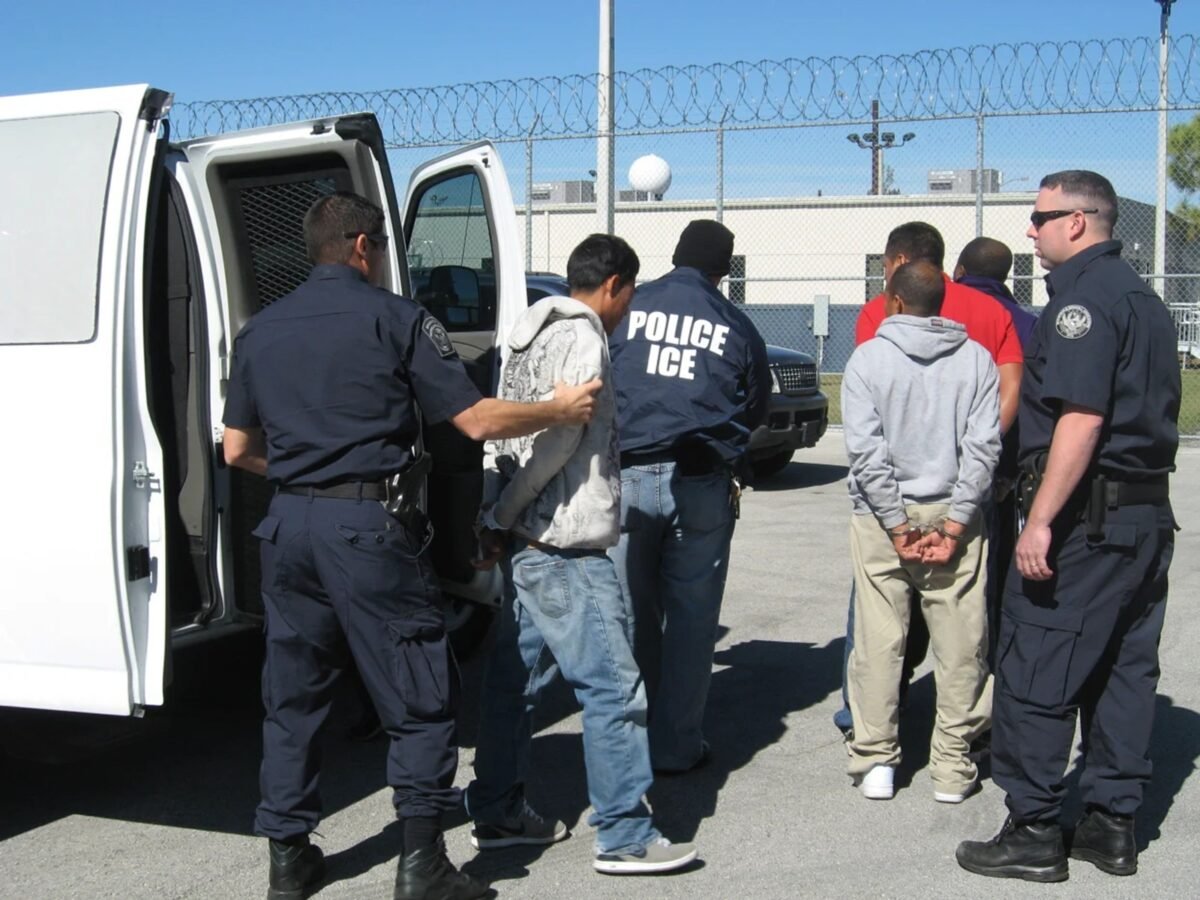 Familias de migrantes en Virginia han dejado de buscar alimentos por temor a redadas del ICE
