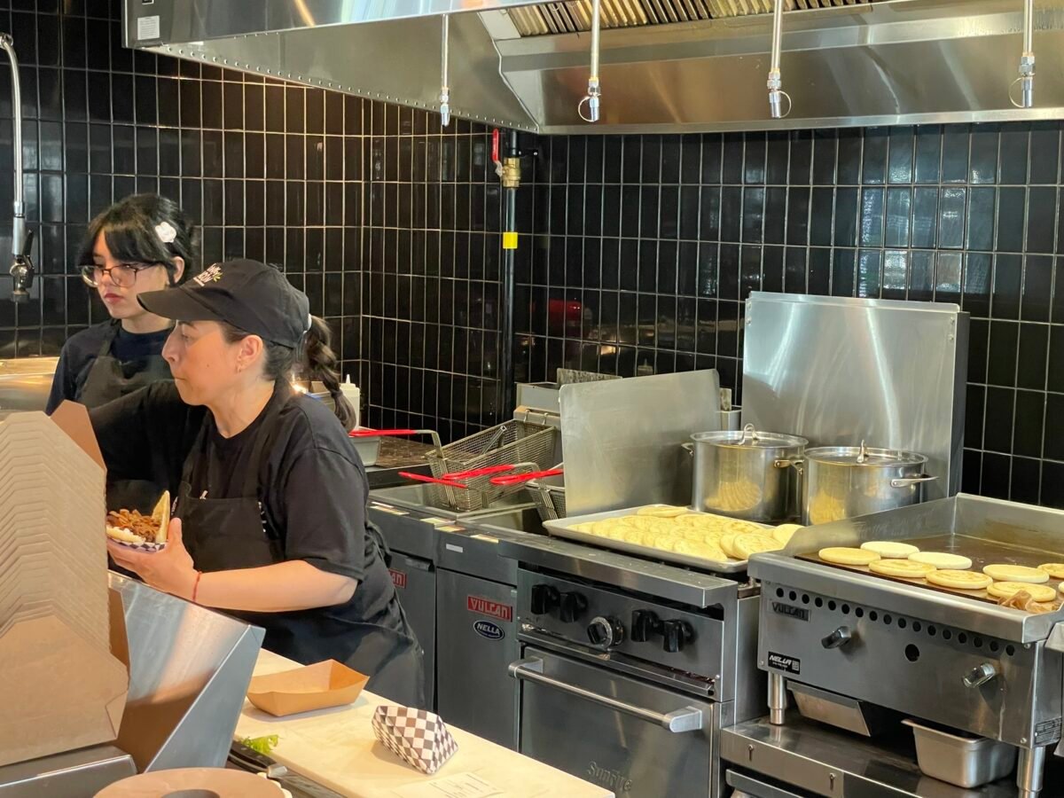 Un restaurante venezolano populariza la arepa en el mercado canadiense