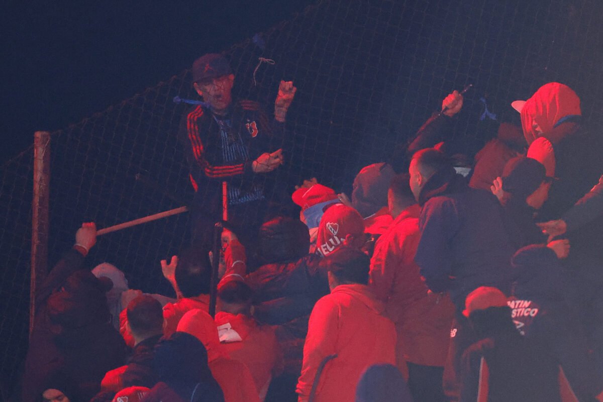 #TeExplicamos | ¿Qué pasó en el partido de la Copa Sudamericana entre Independiente (Argentina) y Universidad de Chile que terminó en tragedia?