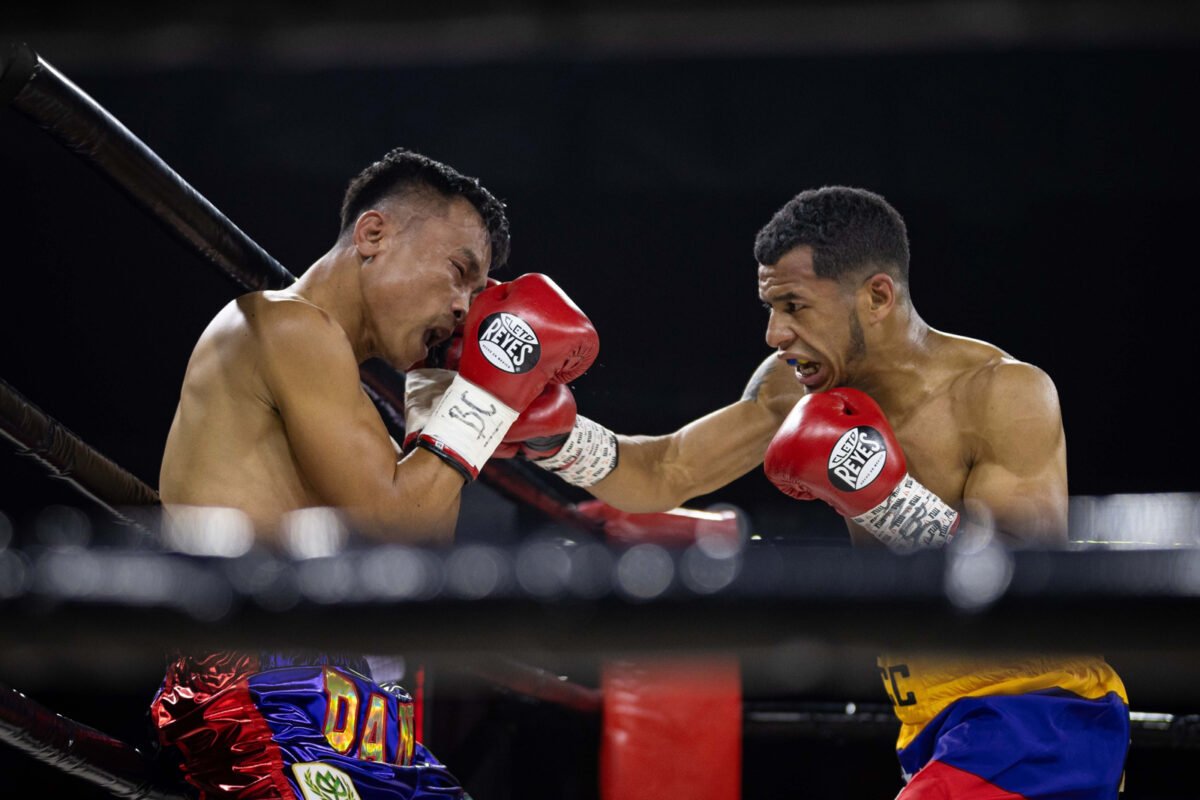 El venezolano Carlos Cañizales se coronó campeón mundial del peso mosca tras noquear al tailandés Pradabsri