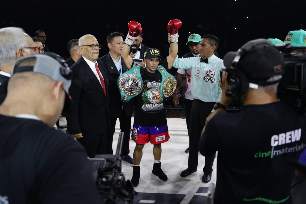 El venezolano Carlos Cañizales se coronó campeón mundial del peso mosca tras noquear al tailandés Pradabsri