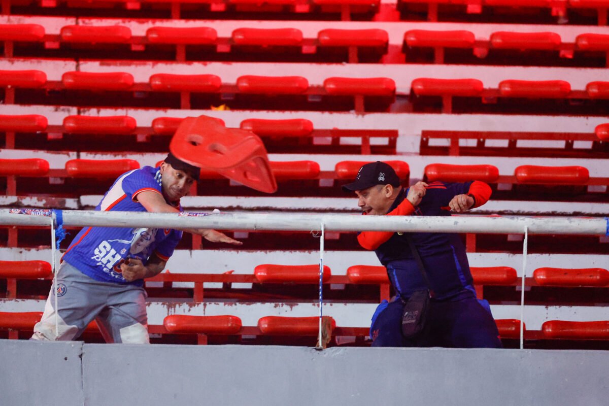 #TeExplicamos | ¿Qué pasó en el partido de la Copa Sudamericana entre Independiente (Argentina) y Universidad de Chile que terminó en tragedia?