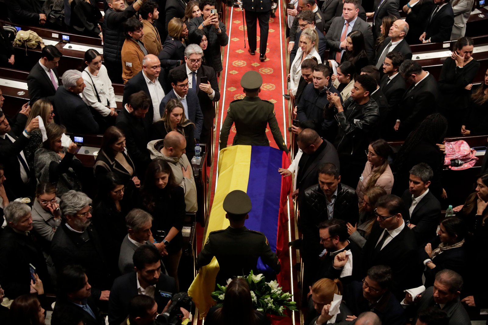 En imágenes: recibieron el féretro de Uribe Turbay en el Capitolio de Colombia