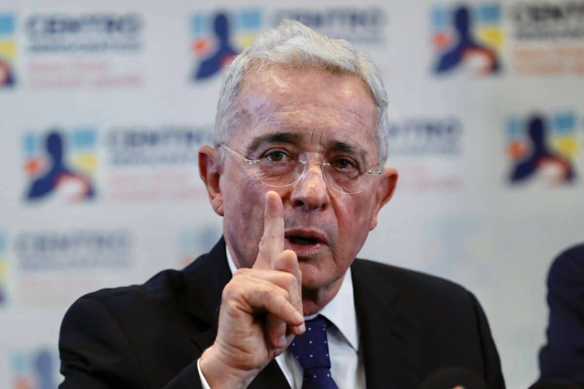 Fiscalía de Colombia llevará a juicio a Álvaro Uribe por soborno de testigos y fraude procesal