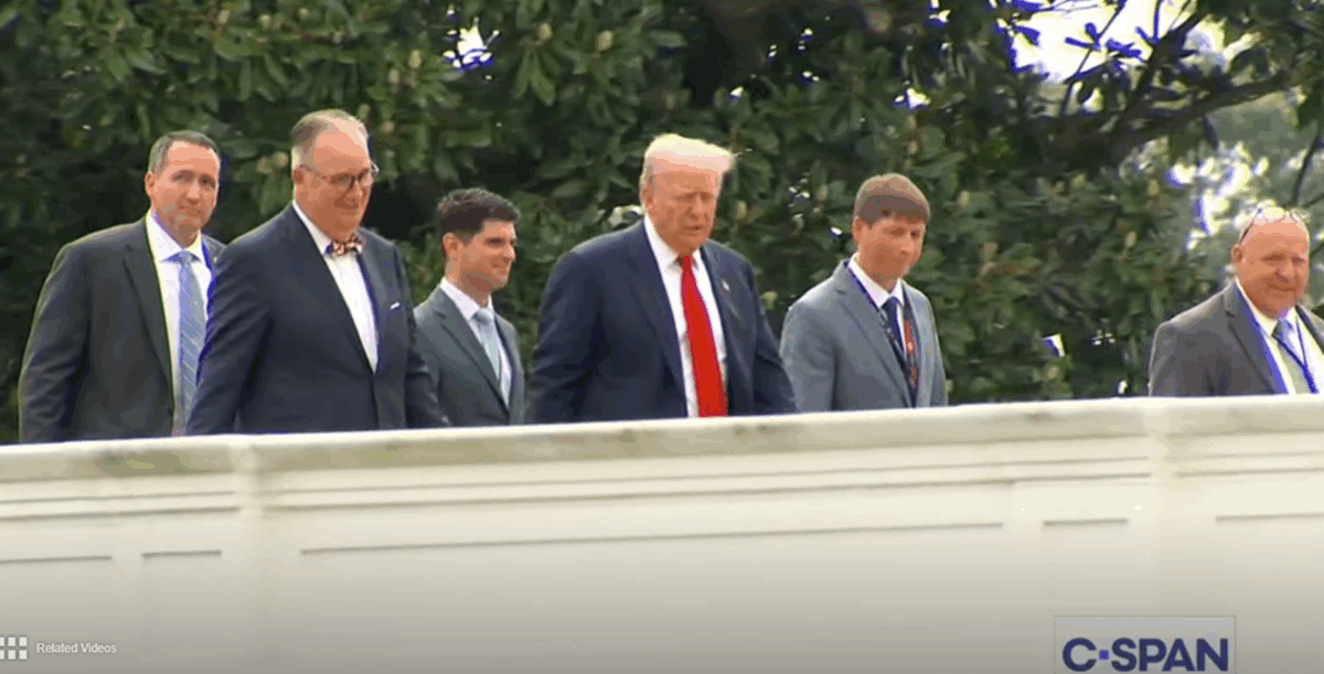 ¿Grabaron a Donald Trump bailando en el techo de la Casa Blanca?
