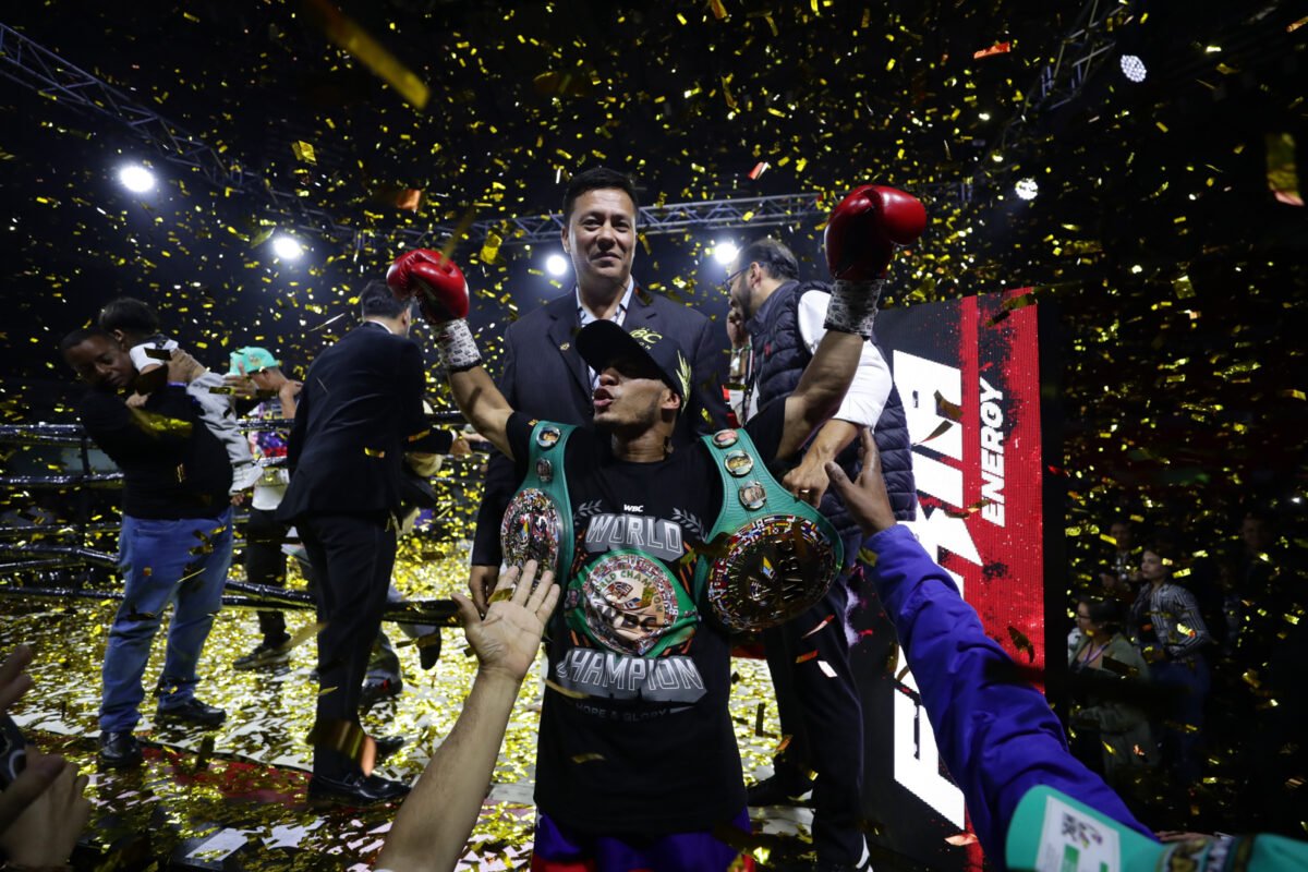 El venezolano Carlos Cañizales se coronó campeón mundial del peso mosca tras noquear al tailandés Pradabsri