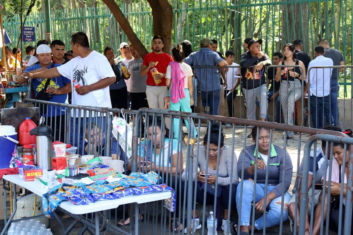 Venezolanos con cita para solicitar asilo en la frontera de México temen por la política migratoria de Trump