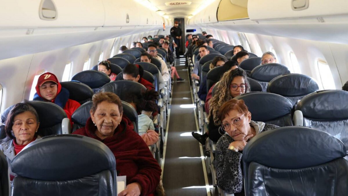 El primer vuelo de repatriación desde Bolivia llegó a Venezuela con 59 migrantes