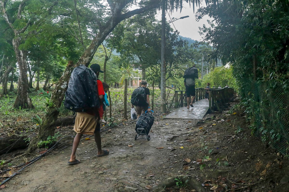 Sorteando el Darién, el éxodo a la inversa se lanza al mar