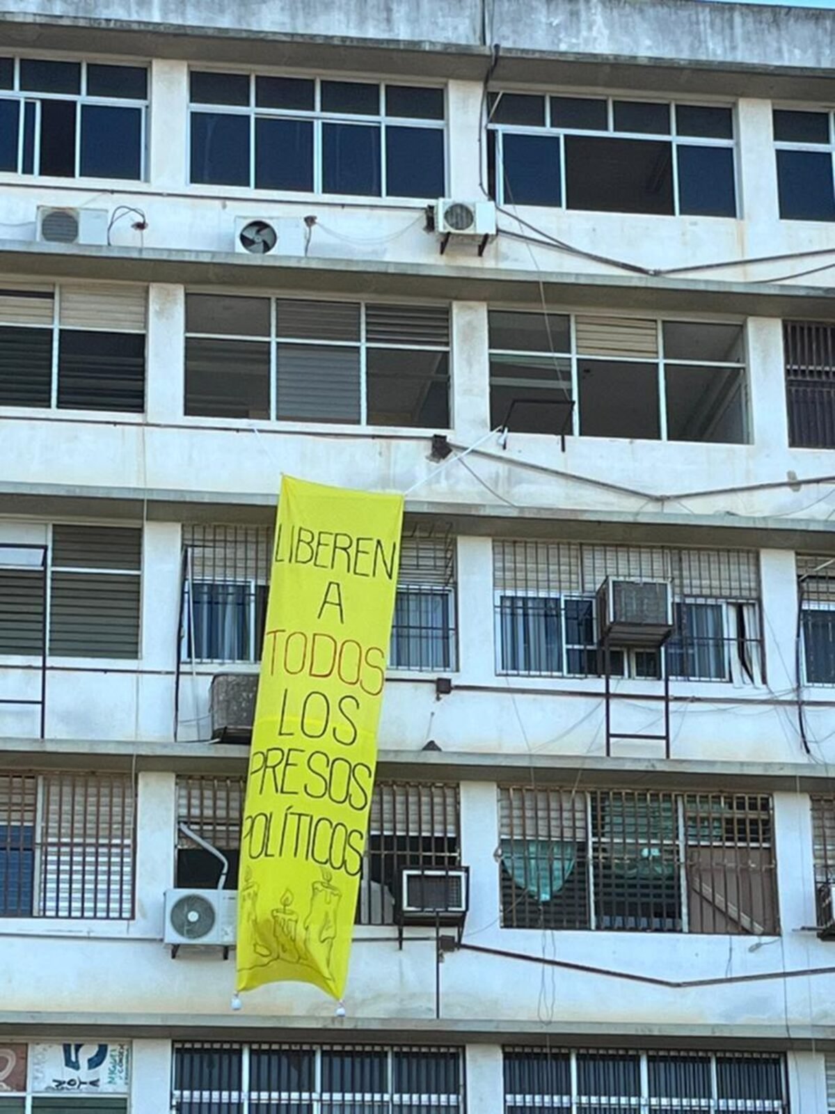 Estudiantes desplegaron pancartas en distintas universidades para exigir la libertad de los presos políticos en Venezuela
