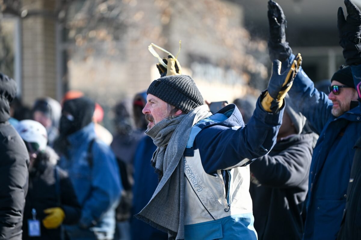 Lo que se sabe sobre la víctima del tiroteo del ICE en Mineápolis: era enfermero y nació en Illinois