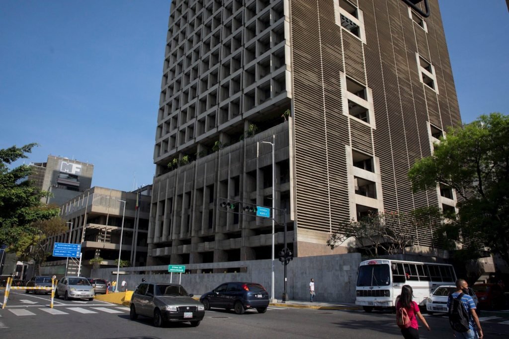 Los venezolanos no ven beneficios en los nuevos billetes: “Con un millón no se compra nada, ni un caramelo”