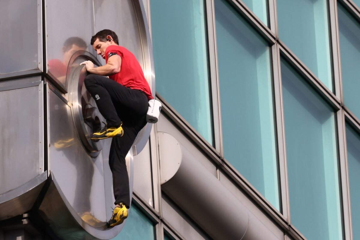 En imágenes: el estadounidense Alex Honnold hizo historia al escalar el Taipei 101 sin cuerdas ni arnés