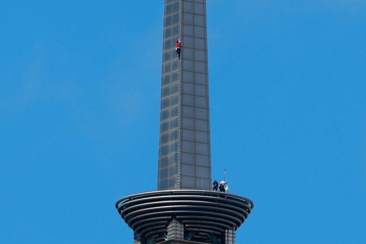 En imágenes: el estadounidense Alex Honnold hizo historia al escalar el Taipei 101 sin cuerdas ni arnés