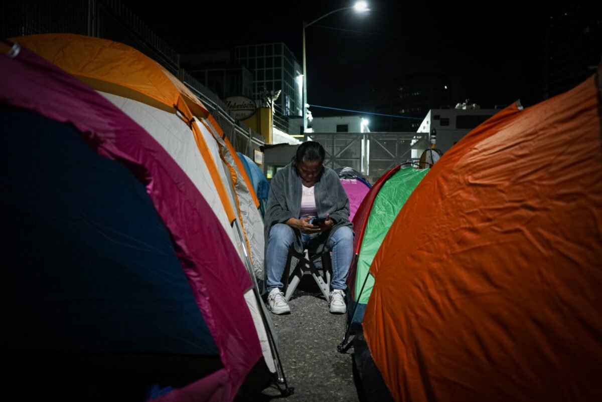 Un campamento de historias y sueños resiste frente a la Zona 7 de la PNB