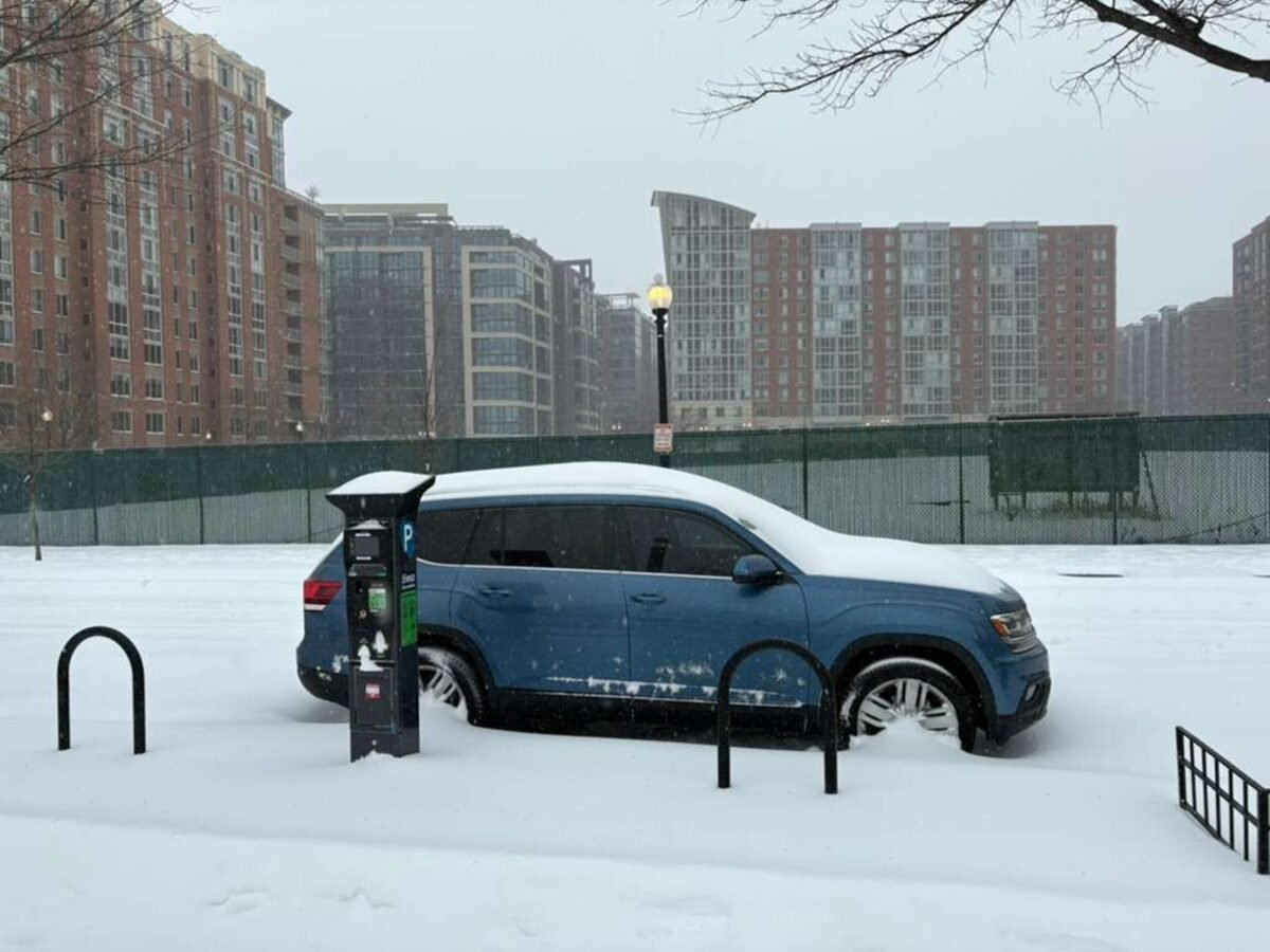 En imágenes: la tormenta invernal que dejó varios muertos y más de un millón de hogares sin electricidad en EE UU
