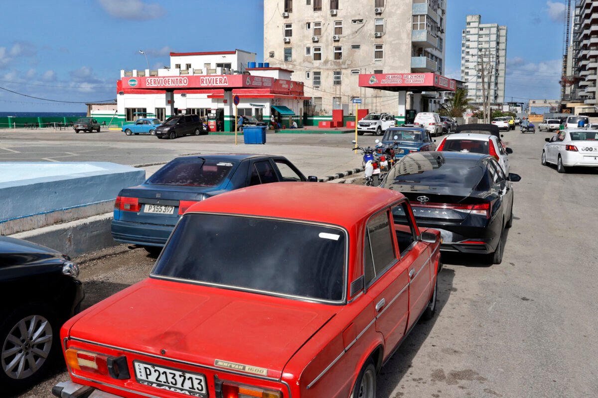 El fin del petróleo venezolano para Cuba desata las colas por combustible en la isla