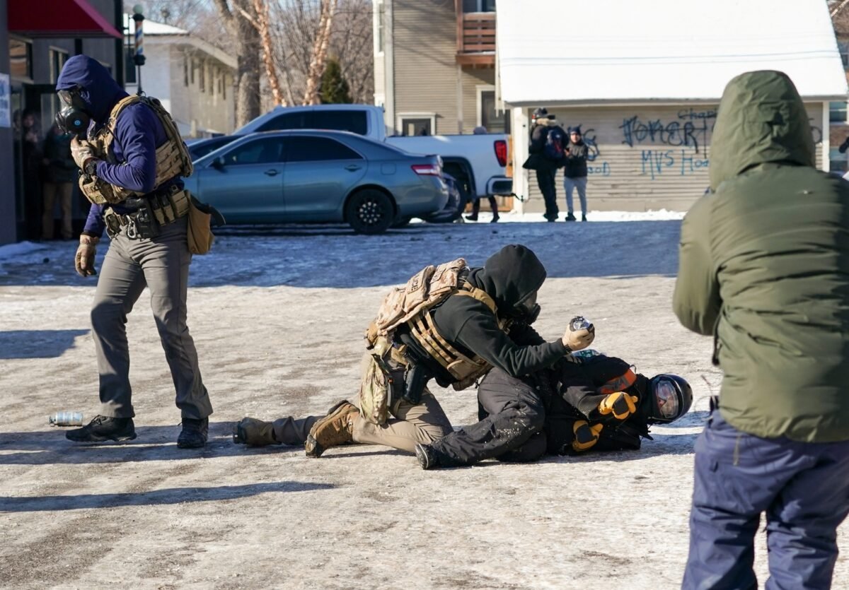 Lo que se sabe sobre la víctima del tiroteo del ICE en Mineápolis: era enfermero y nació en Illinois