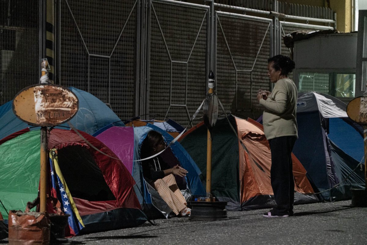 Un campamento de historias y sueños resiste frente a la Zona 7 de la PNB