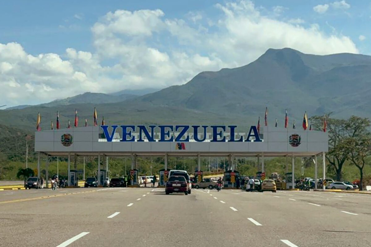 Reportaron crecimiento del intercambio comercial entre Colombia y Venezuela en 2025: cifras y principales productos Venezolanos improvisan rutas hacia la frontera con Colombia para conectar con vuelos internacionales