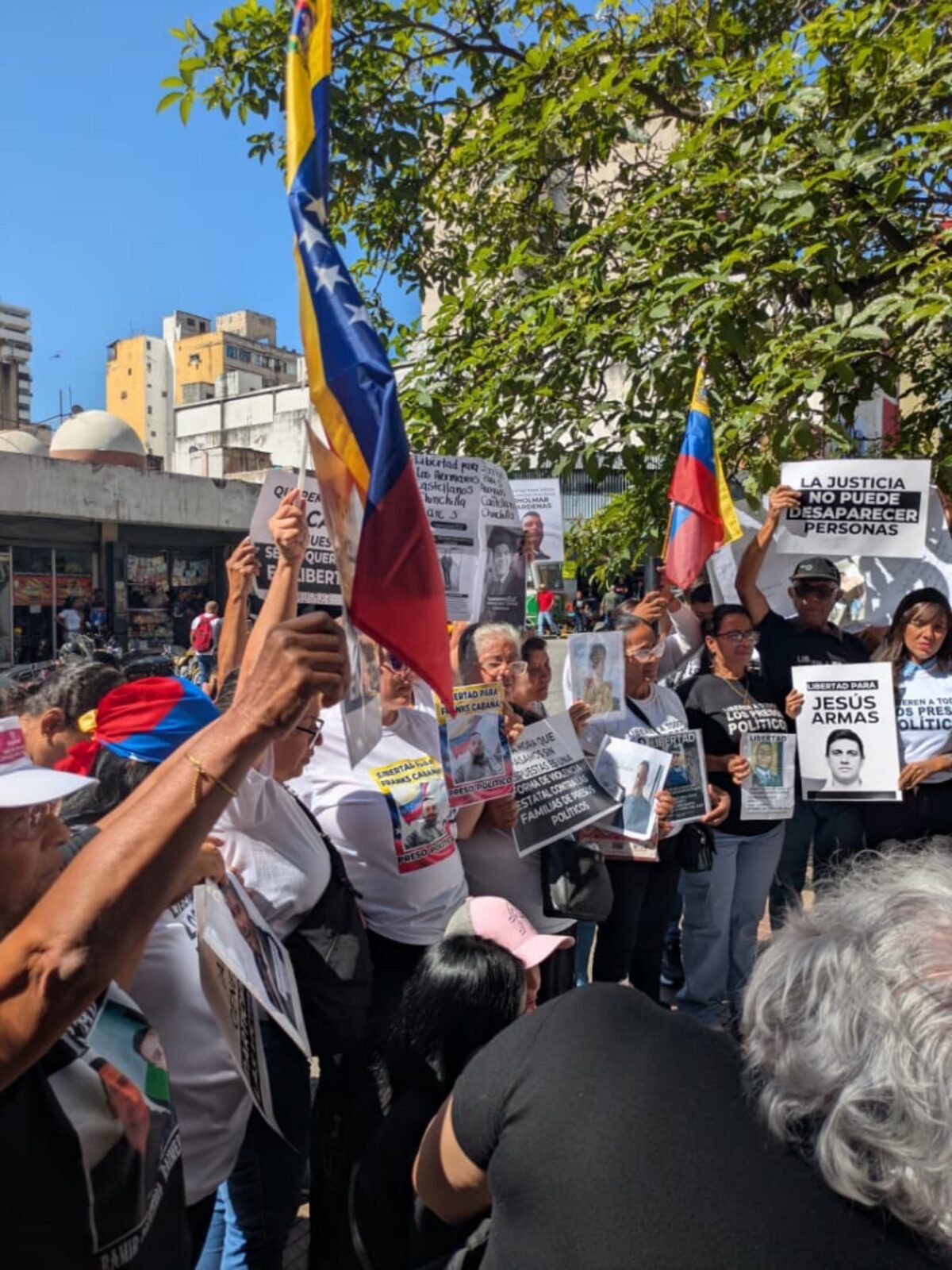 En imágenes: familiares de presos políticos se concentran en las afueras del Palacio de Justicia