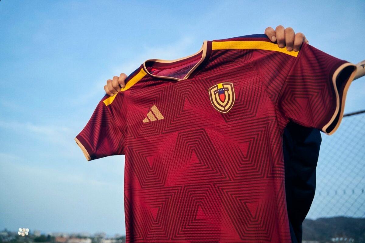 La FVF presentó la nueva camiseta de la Vinotinto 