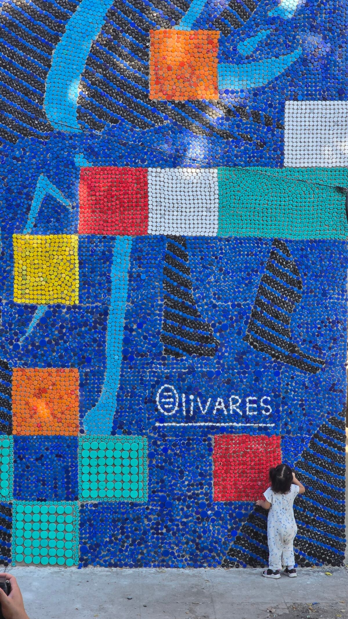 El venezolano Óscar Olivares culminó en El Salvador el mural de tapas plásticas más alto del mundo