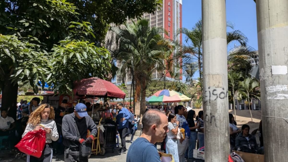 Familiares de presos políticos acudieron al Palacio de Justicia para presentar solicitudes de amnistía