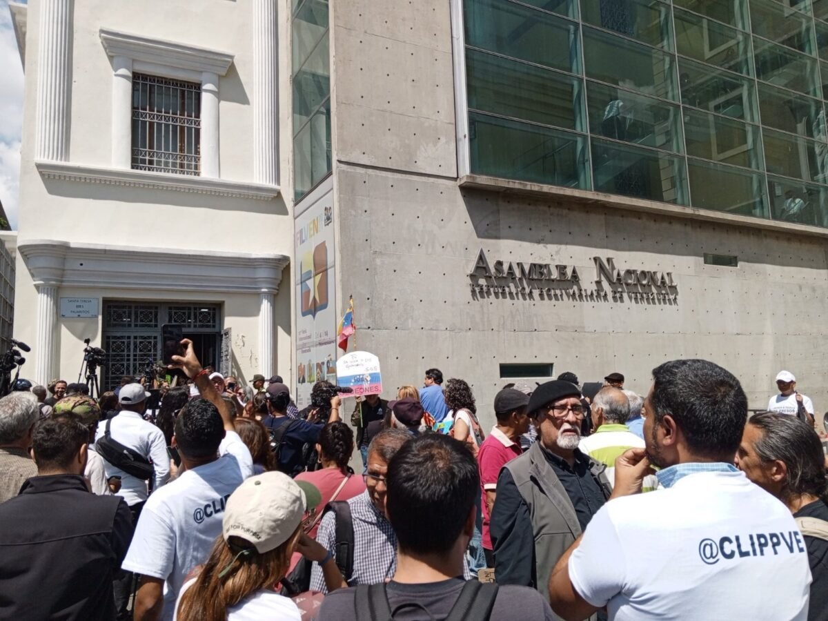 Activistas y familiares de presos políticos protestan frente a la Asamblea Nacional 