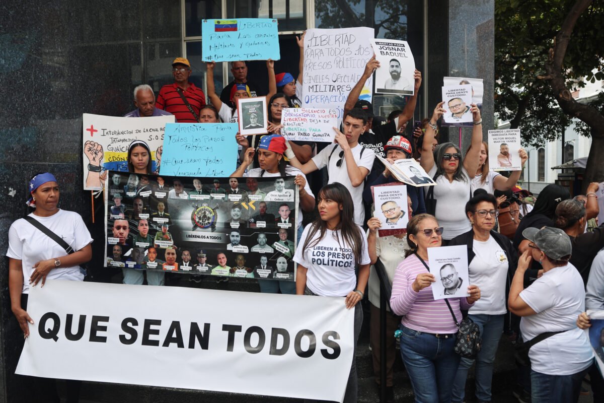 Activistas y familiares de presos políticos protestan frente a la Asamblea Nacional 