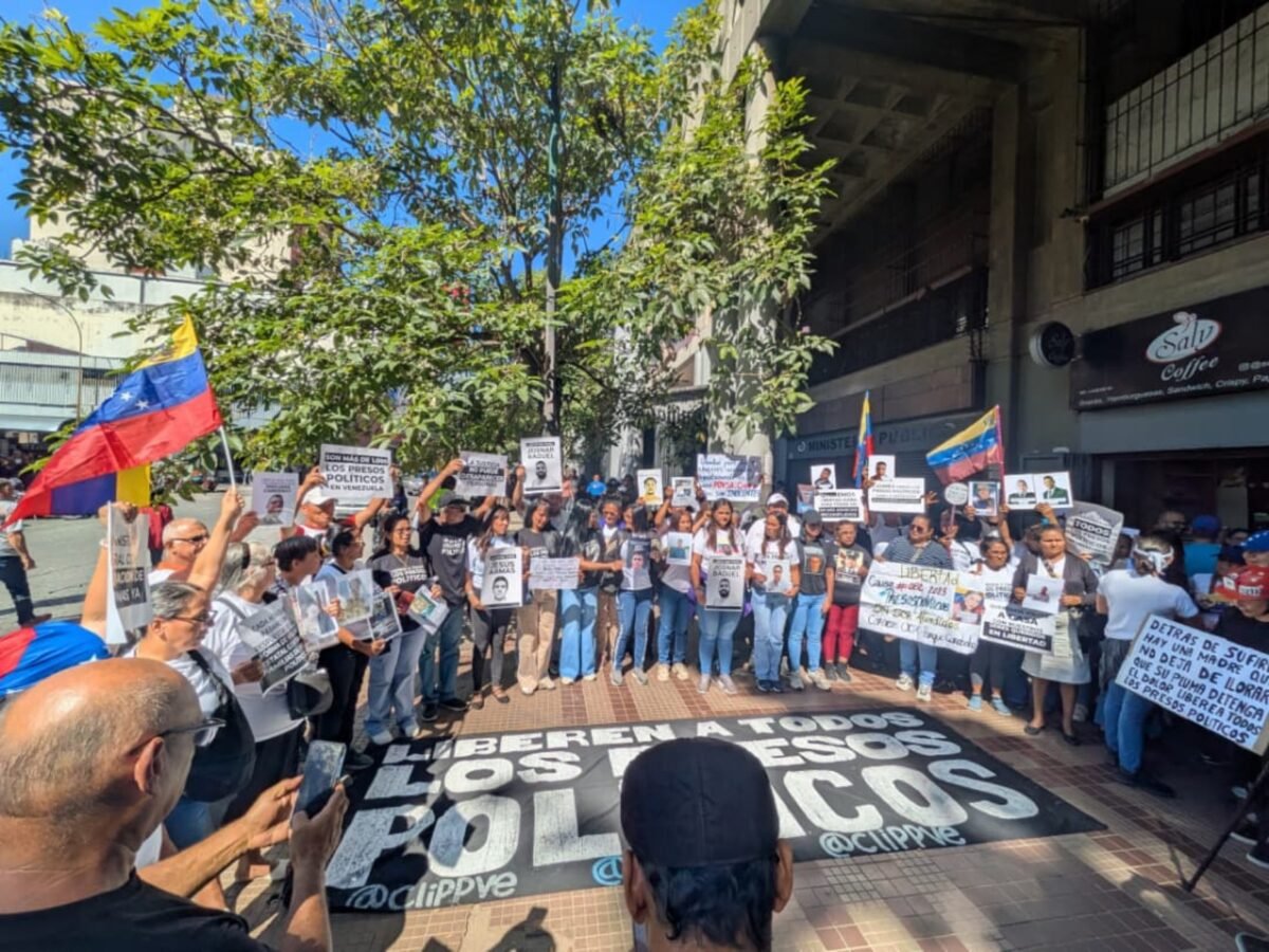 Familiares de presos políticos se concentran a las afueras del Palacio de Justicia