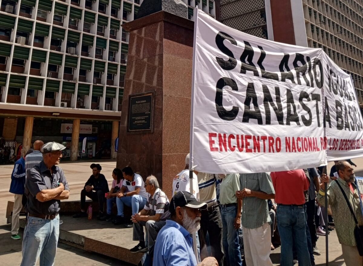Trabajadores y pensionados protestaron frente al Ministerio del Trabajo para exigir reivindicaciones salariales