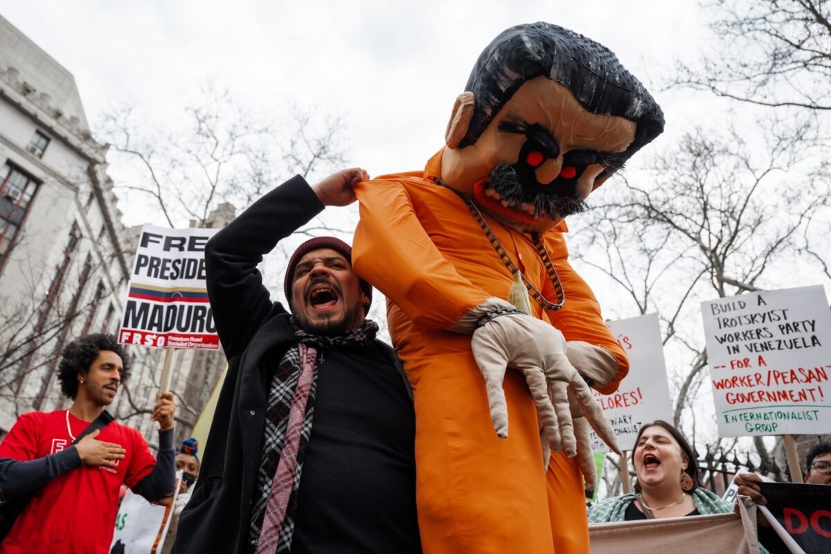 En imágenes: venezolanos piden justicia frente a la Corte de Nueva York por la audiencia a Maduro
