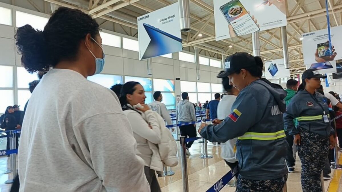 Llegaron a Venezuela 142 migrantes repatriados en un vuelo procedente de Estados Unidos