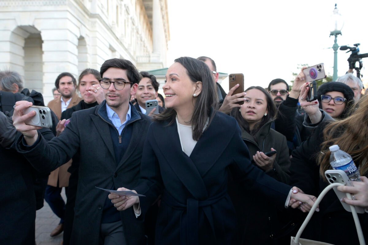 Machado le entregó a Trump la medalla del Nobel de la Paz enmarcada como símbolo de "gratitud"