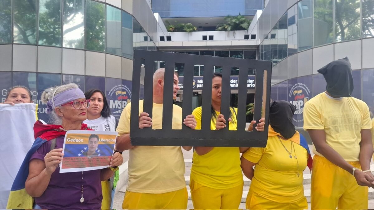 Familiares de presos políticos protestaron frente al Ministerio para el Servicio Penitenciario en Caracas