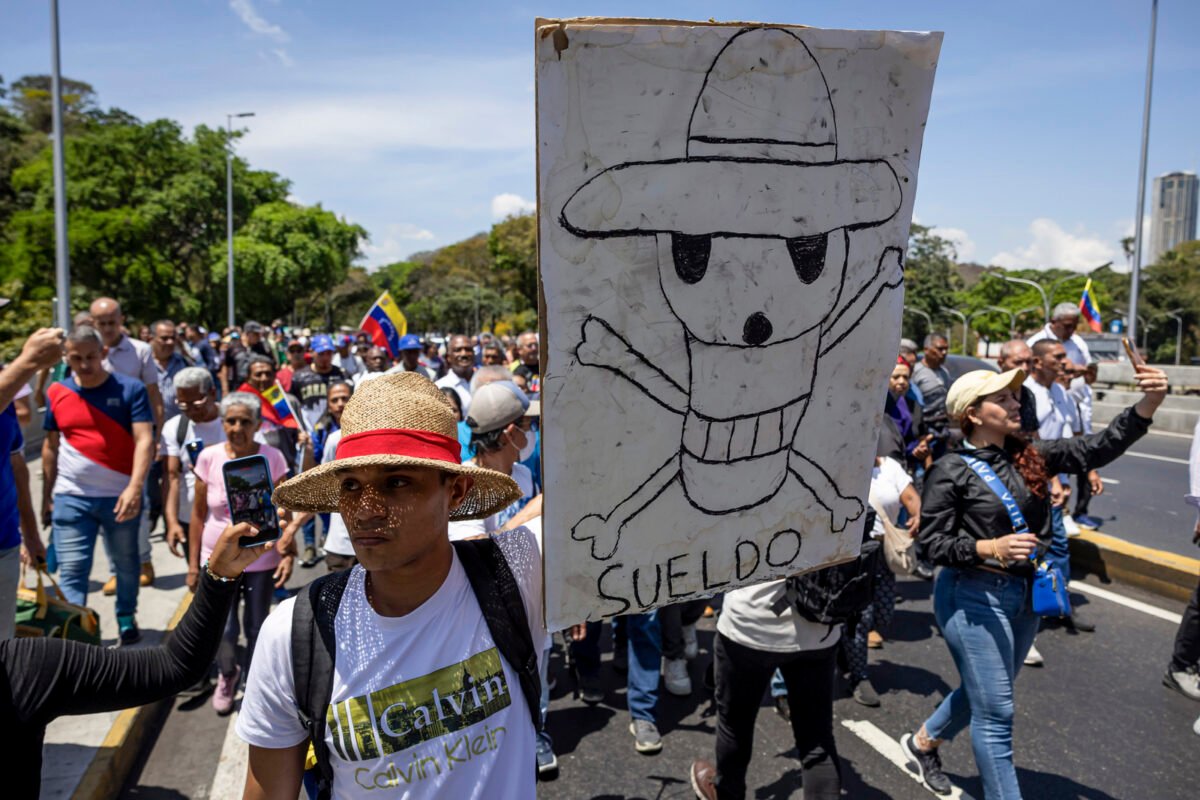 En imágenes: trabajadores volvieron a marchar en Caracas para exigir ajustes salariales