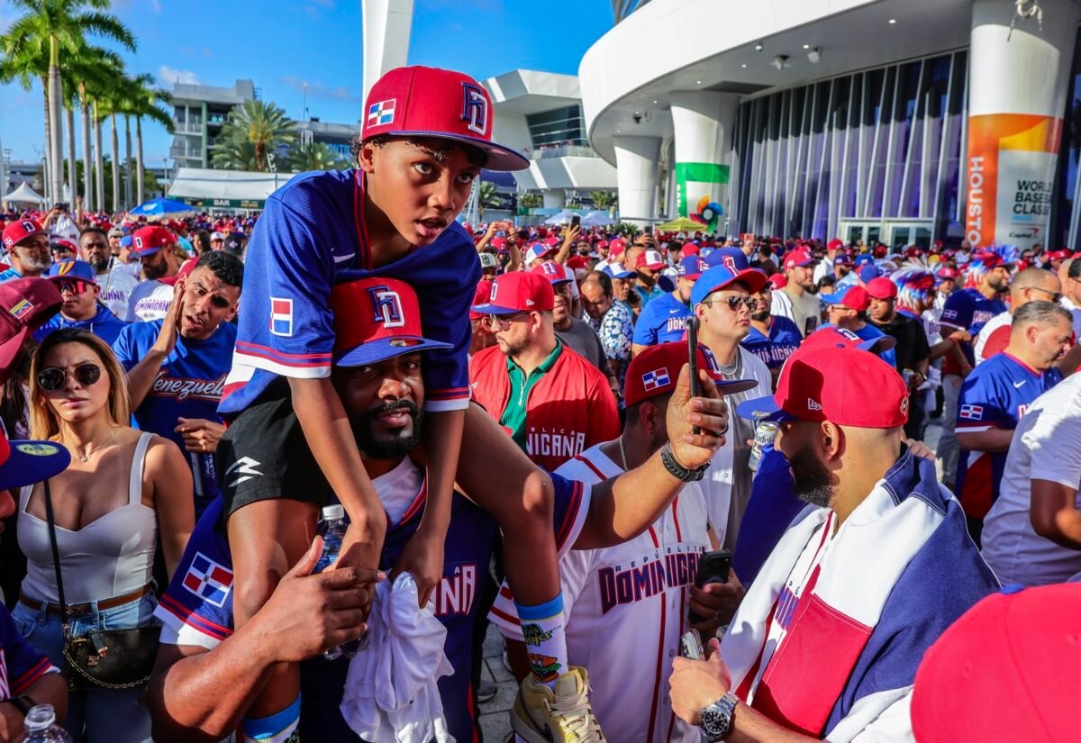 En imágenes: así se vive la previa del República Dominicana vs. Venezuela en el loanDepot Park de Miami
