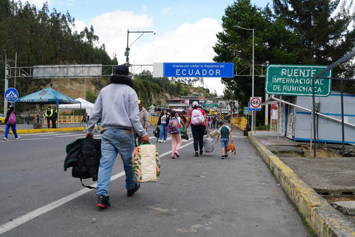 Ecuador niega bombardeos de Ecuador a Colombia y acusa a Petro de acoger a familia de "Fito"