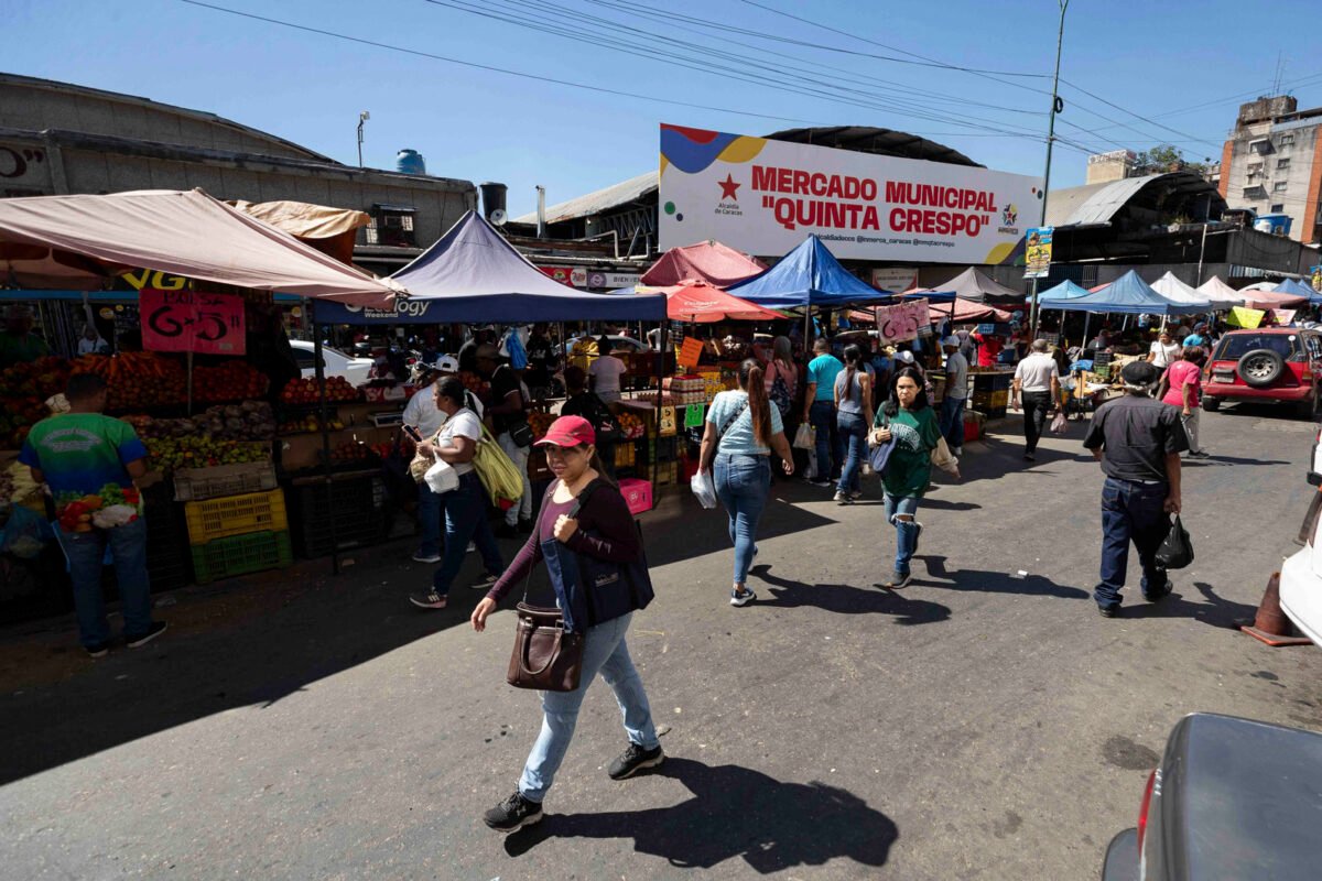 Los venezolanos, más preocupados por la economía que por el despliegue de EE UU: “La plata no te rinde”