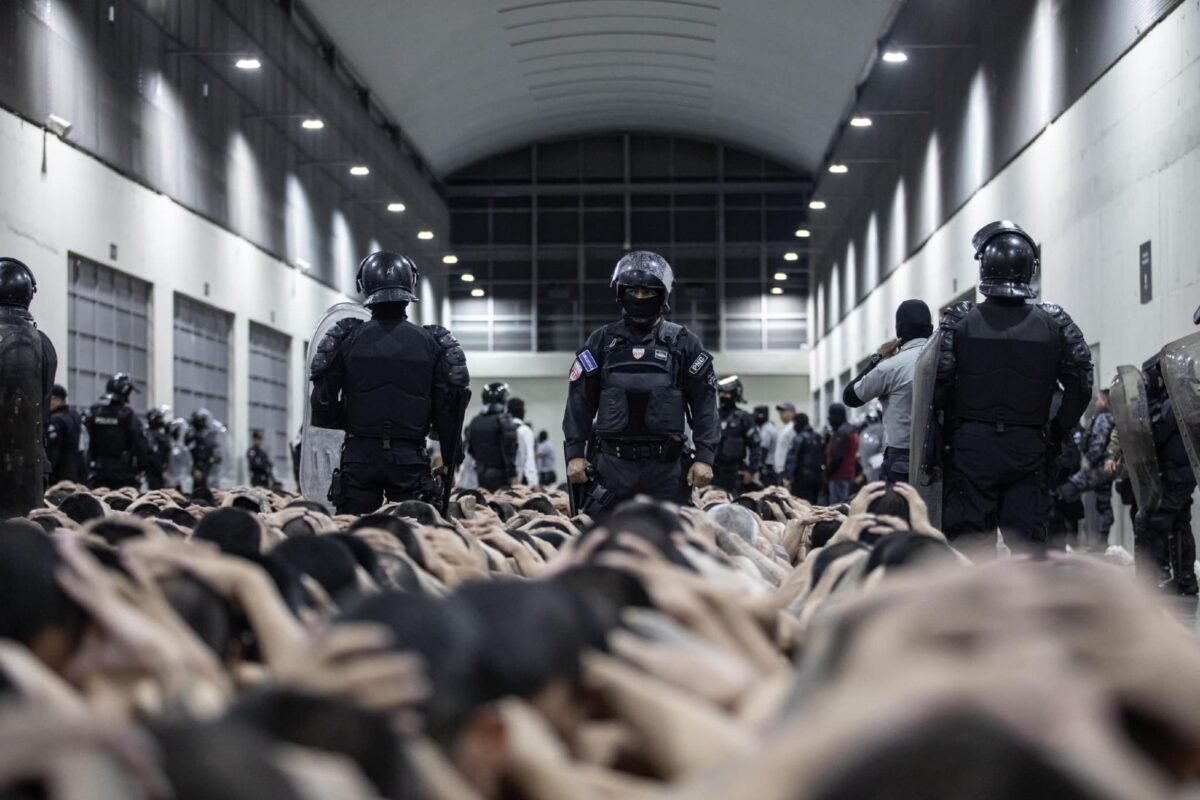 Venezolano demandó a EE UU por $1,3 millones tras ser deportado por error a El Salvador Rehenes del Cecot | Detrás de la megacárcel donde se apagan las voces de los venezolanos deportados