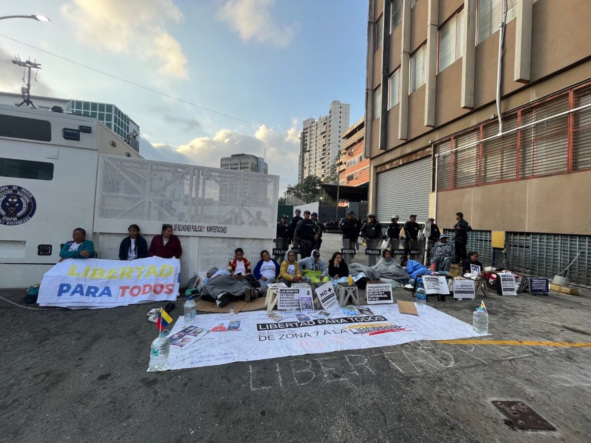 En imágenes: así transcurrió la vigilia de familiares de presos políticos en El Rodeo I, El Helicoide y Zona 7