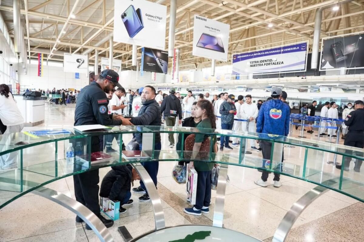 Llegó a Venezuela un vuelo con 109 venezolanos repatriados desde EE UU