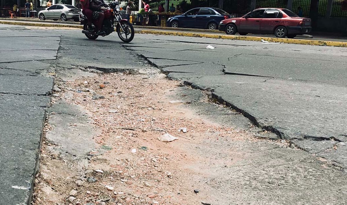 Huecos, grietas y baches: los enemigos silenciosos de los carros en las vías deterioradas 