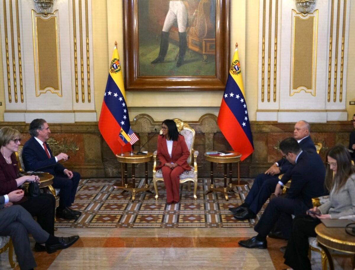 Delcy con el secretario de Interior