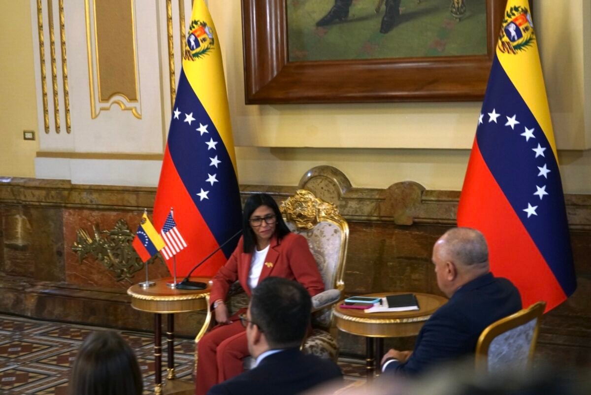 Delcy con el secretario de Interior