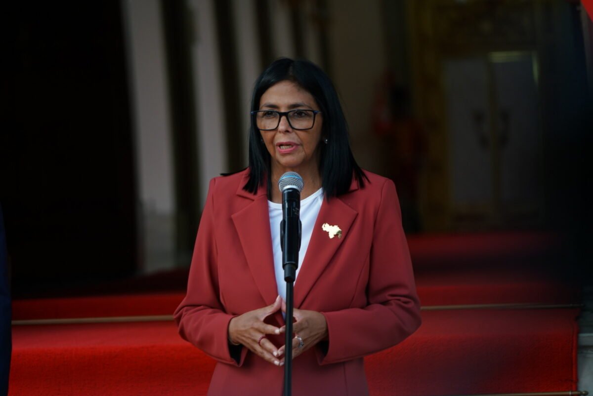 Las imágenes del encuentro entre el secretario del Interior de EE UU y Delcy Rodríguez en Miraflores