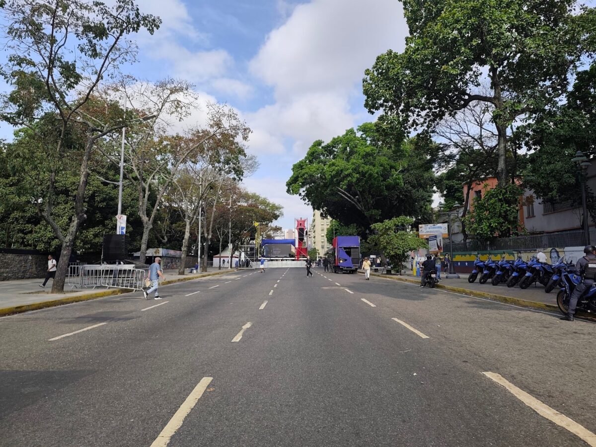 Gremios y pensionados se concentran en la plaza Morelos de Caracas para exigir aumento de sueldo