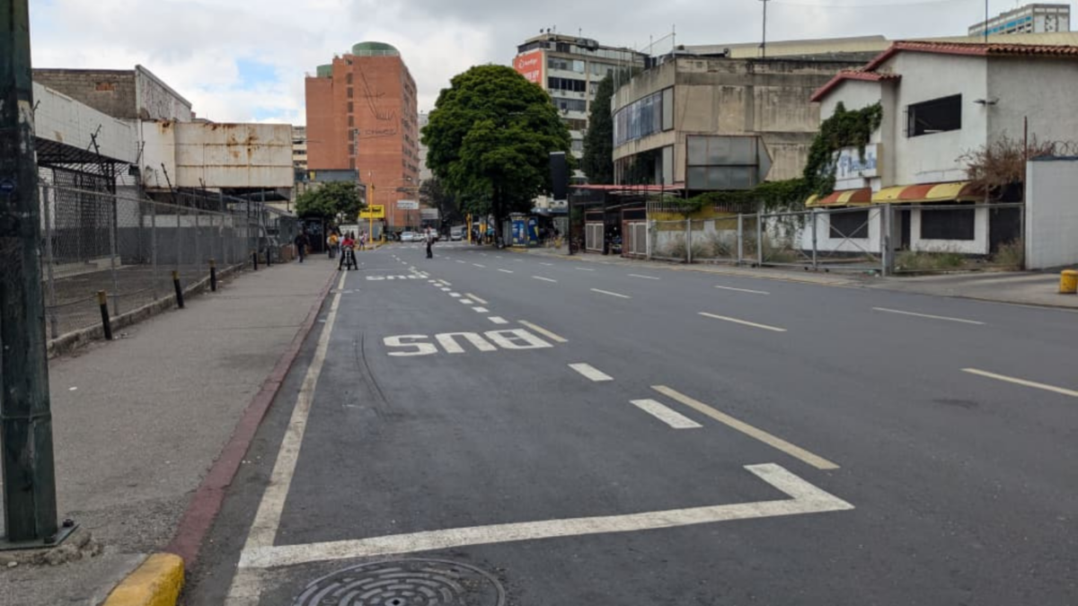 Paro de transporte deja paradas desoladas y baja circulación de unidades en Caracas