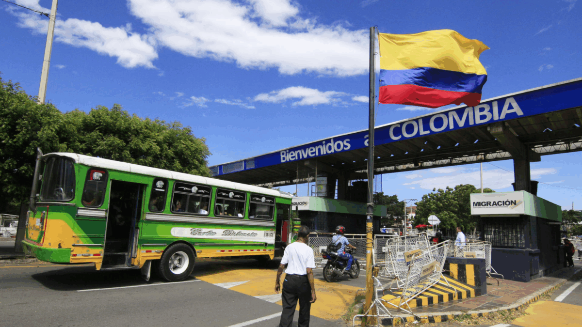 Puentes en la frontera colombo-venezolana permanecen abiertos pese a despliegue militar